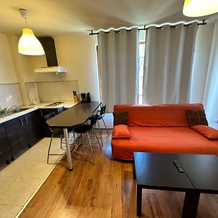 Neon Luxury Next To The Gondola アパート